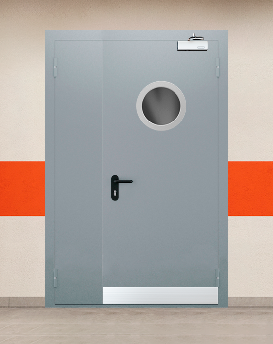 Противопожарная полуторная серая дверь EI 30 (3-го типа) с круглым окном, узким отбойником