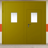 Ворота металлические двустворчатые желтые с дверью и двумя окнами