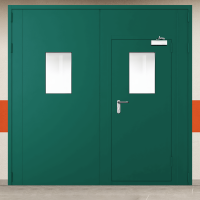 Ворота металлические двустворчатые зеленые с дверью, двумя окнами, доводчиком и блестящей ручкой