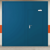 Ворота металлические двустворчатые синий с дверью, доводчиком и блестящей ручкой